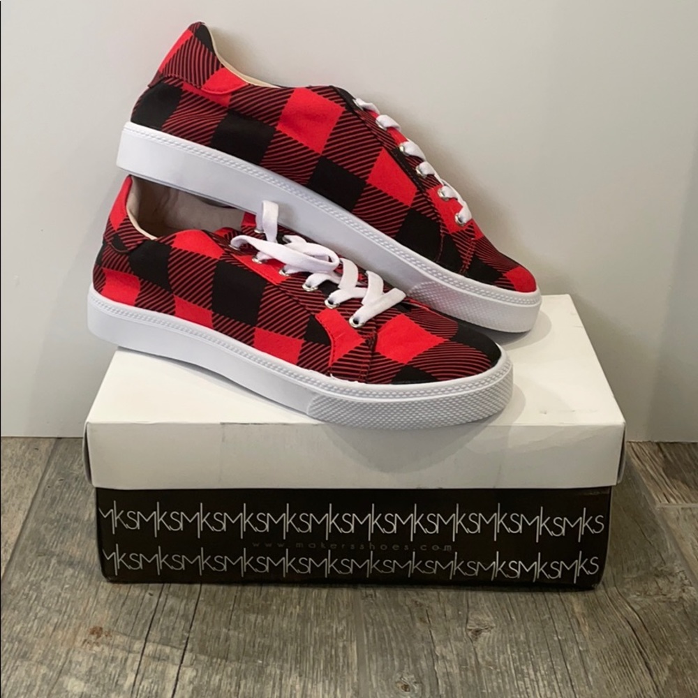 Women’s size 9 black & red Buffalo shoes